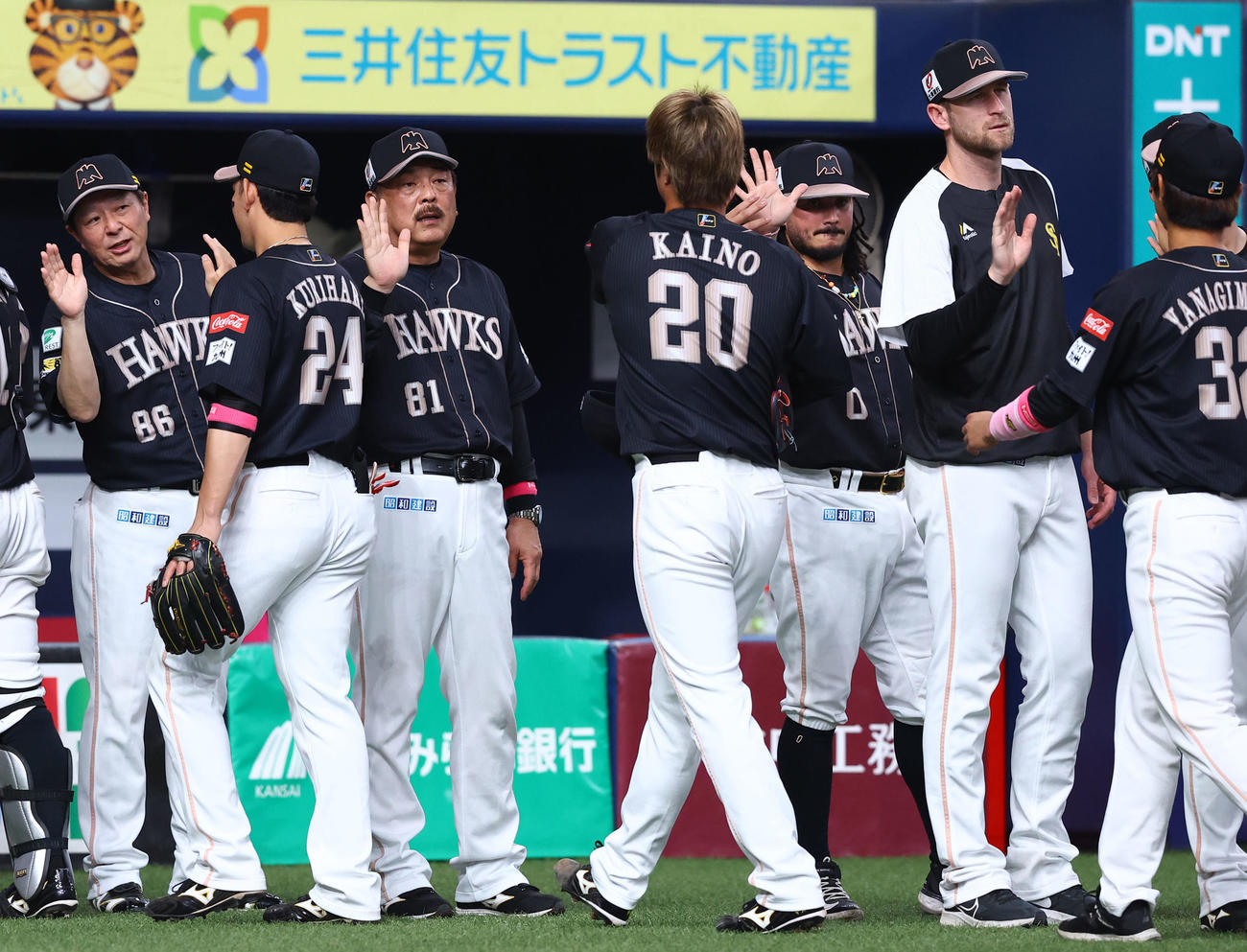 オリックス対ソフトバンク　オリックスと引き分け、タッチを交わす藤本監督（左から3人目）、ガンケル（右から2人目）らソフトバンクの選手たち（撮影・藤尾明華）