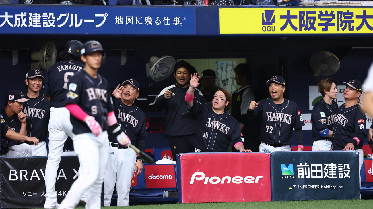 オリックス対ソフトバンク　6回表ソフトバンク1死一、三塁、柳町達の勝ち越し打で生還した柳田（左から3人目）を出迎える藤本監督（左から5人目）らソフトバンクナイン（撮影・藤尾明華）