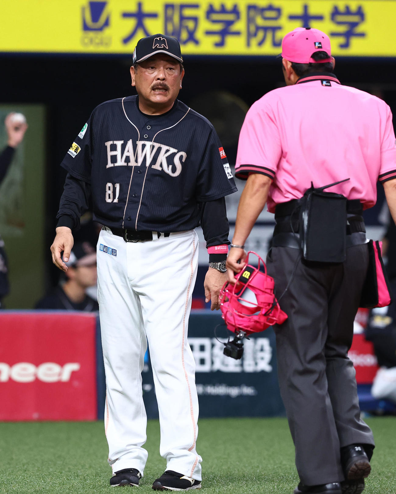 オリックス対ソフトバンク　7回裏オリックス2死満塁、交代を告げるソフトバンク藤本監督（撮影・藤尾明華）