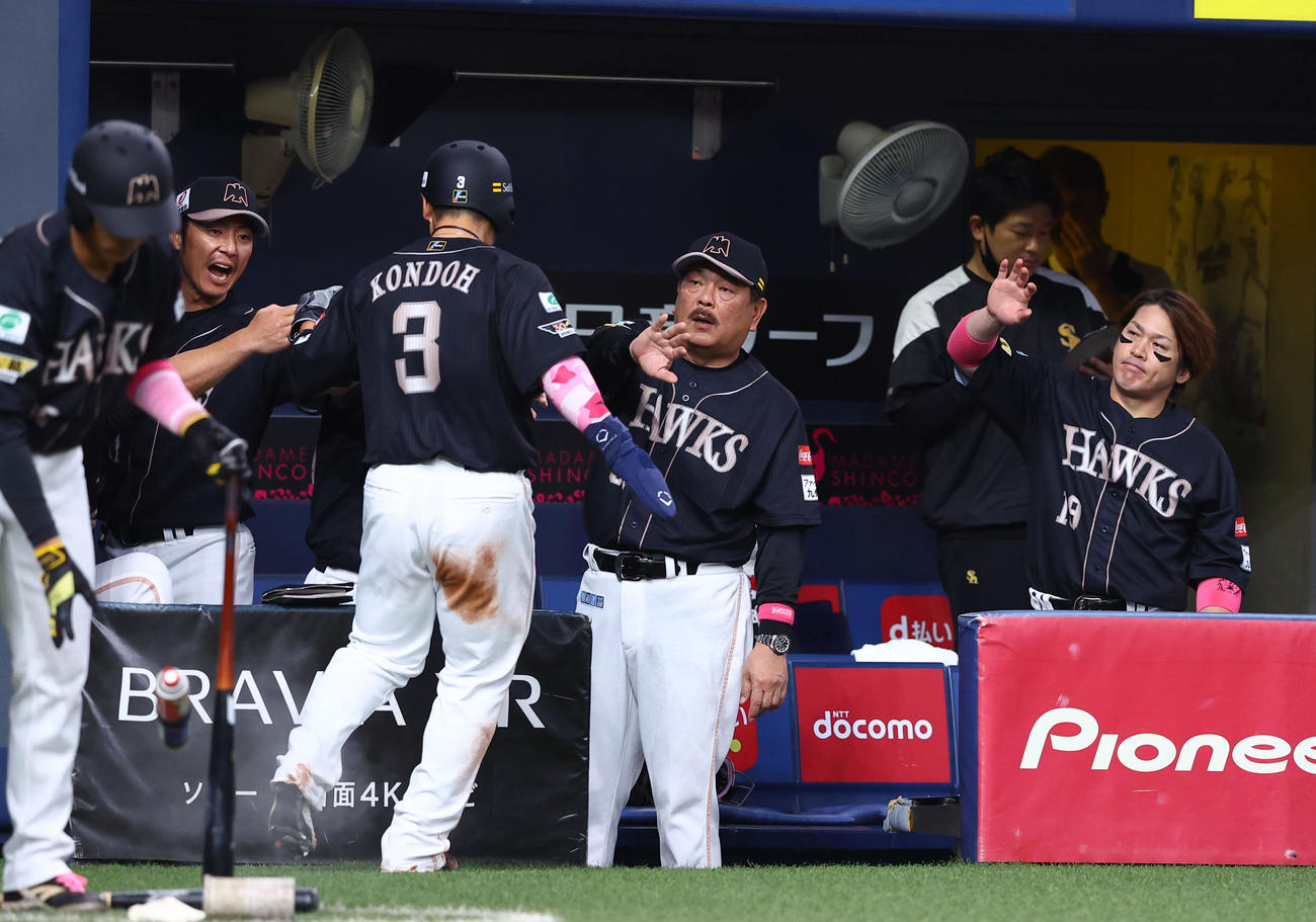 オリックス対ソフトバンク　6回表ソフトバンク1死一、三塁、栗原の右前適時打で生還した近藤を出迎える藤本監督（中央）（撮影・藤尾明華）