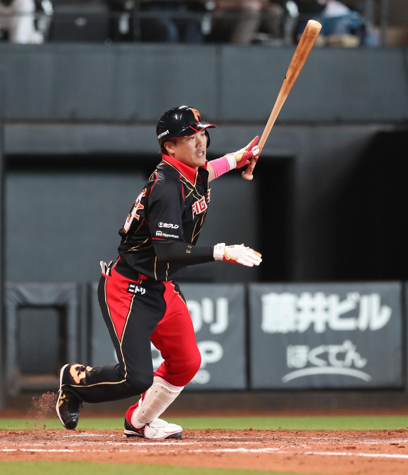 日本ハム対ロッテ　2回裏日本ハム1死一、三塁、右前適時打を放つ伏見（撮影・黒川智章）