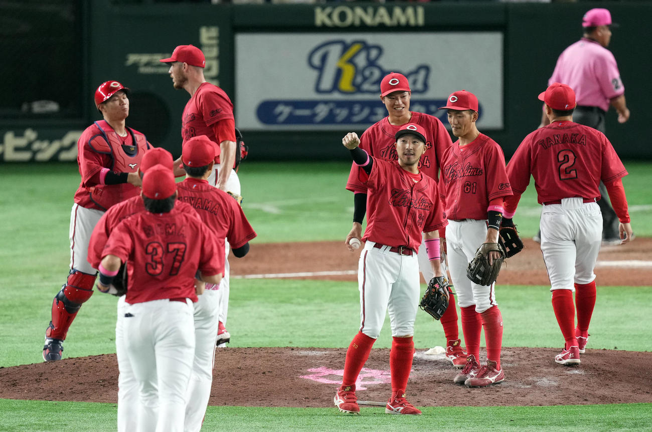 巨人対広島　巨人に勝利しタッチを交わす広島ナイン（撮影・横山健太）