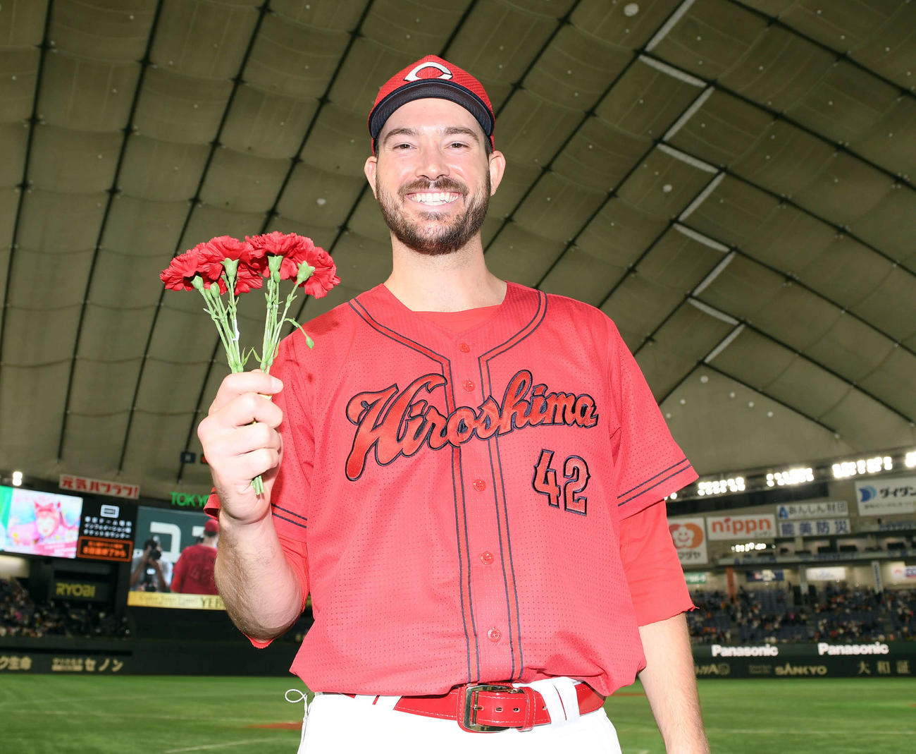 巨人対広島　「母の日」に今季2勝目を飾った広島アンダーソンはカーネーションを手に笑顔を見せる（撮影・たえ見朱実）