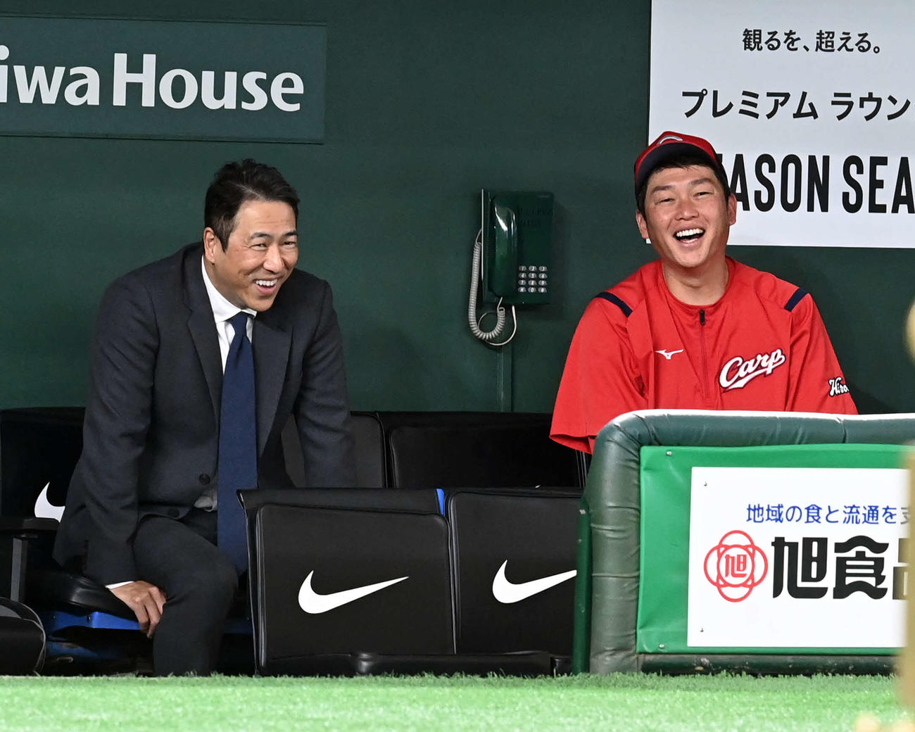巨人対広島　広島新井監督と談笑する黒田博樹氏（左）（撮影・たえ見朱実）