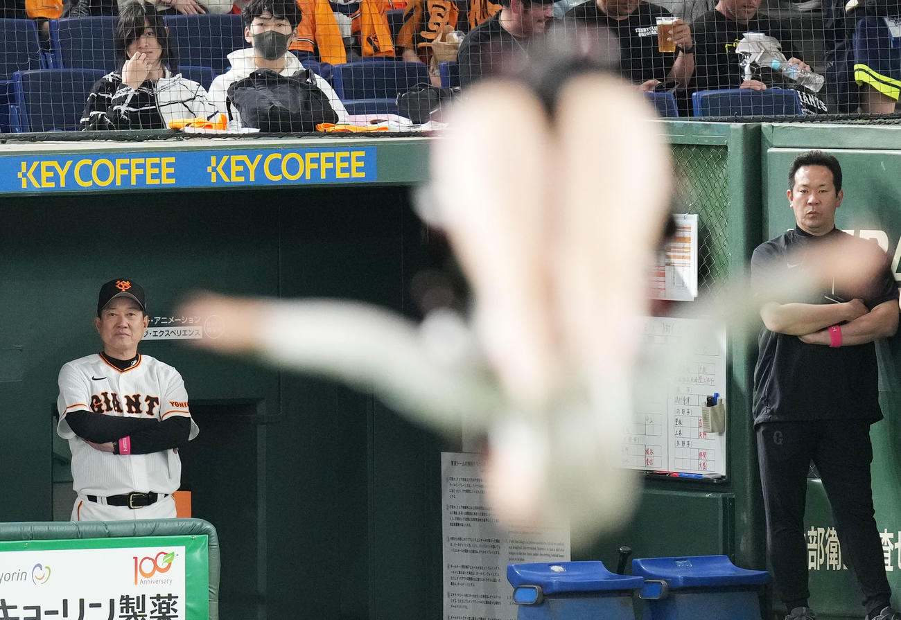 巨人対広島　試合前、チアリーディングの演技を見つめる巨人原監督（左）（撮影・横山健太）