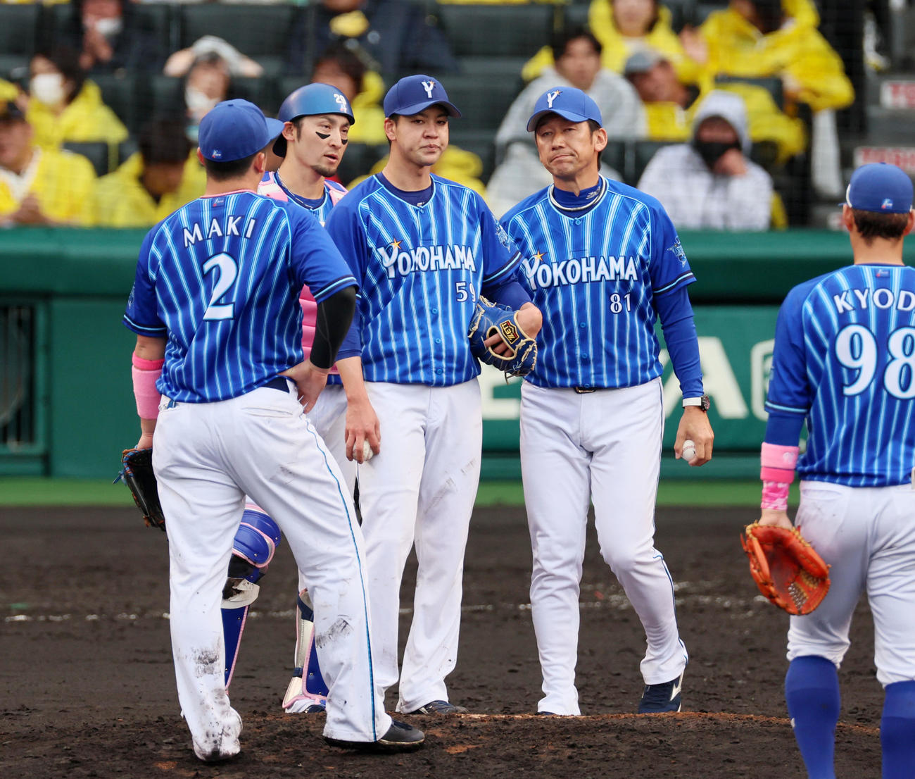 阪神対DeNA 4回裏阪神1死一、二塁、打者中野を迎えたところでマウンドへ向かった三浦監督は先発平良（左）に交代を告げる（撮影・加藤哉）