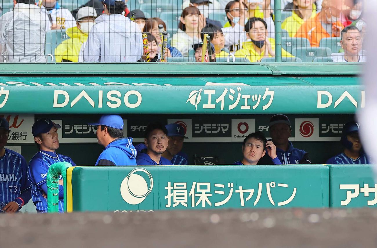 阪神対DeNA　阪神に3連敗した三浦監督（左）はベンチで渋い表情を見せる（撮影・上田博志）