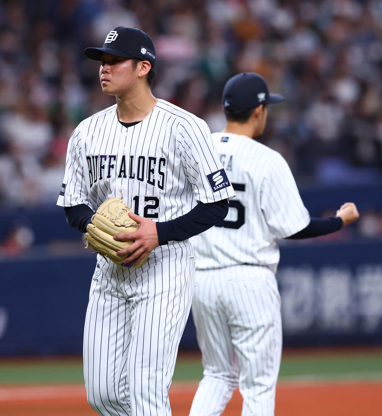 オリックス対ソフトバンク　6回表ソフトバンク1死一、三塁、6安打3失点で降板するオリックス山下（左）（撮影・藤尾明華）