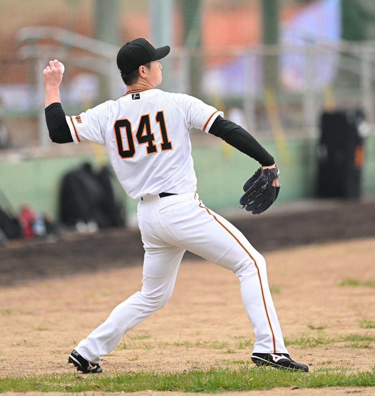 キャッチボールする巨人中川（2023年2月6日撮影）