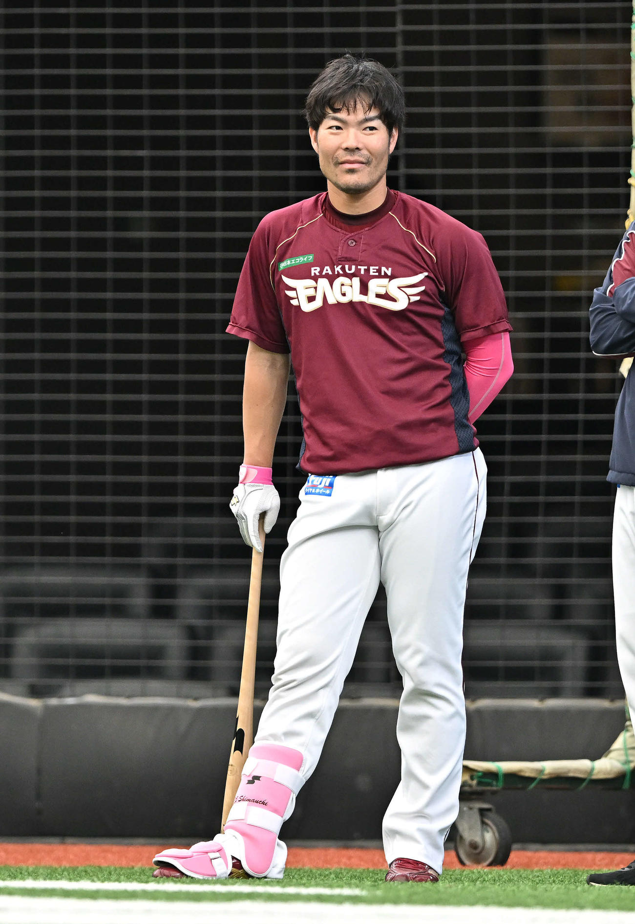 西武対楽天　母の日にちなみピンク色の用具で試合前練習に臨む楽天島内（撮影・滝沢徹郎）