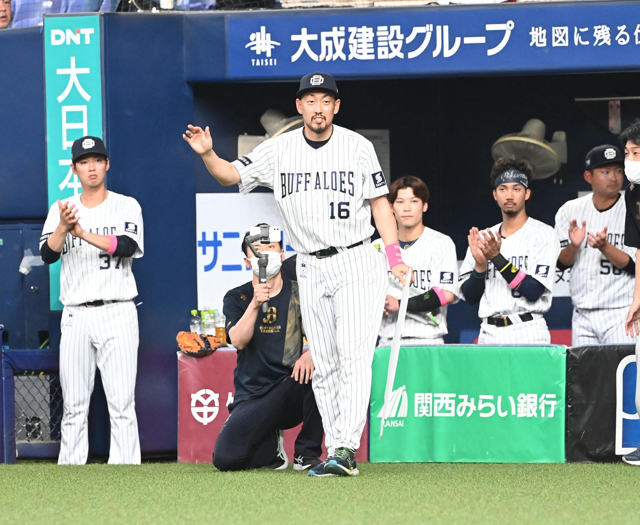 オリックス対ソフトバンク　通算200ホールド、200セーブを達成したオリックス平野佳（撮影・和賀正仁）