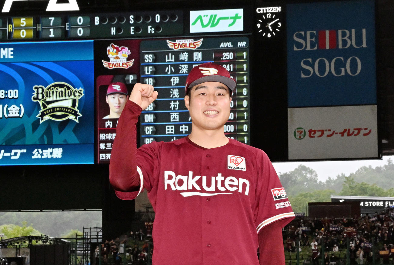 西武対楽天　ノーヒットノーランを逃すも勝利投手となりガッツポーズする楽天滝中（撮影・滝沢徹郎）
