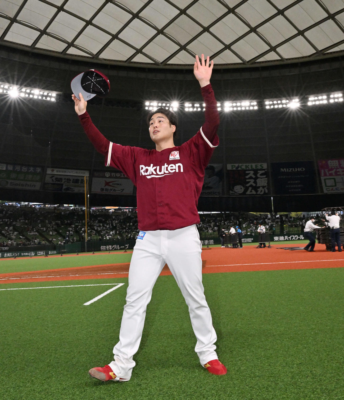西武対楽天　試合後、ファンに手を振る勝利投手の滝中（撮影・滝沢徹郎）