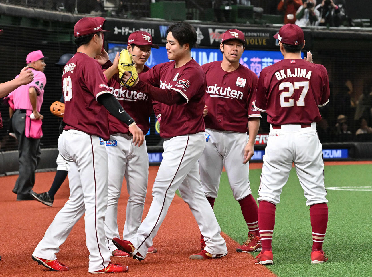 西武対楽天　9回裏西武1死一塁、代打平沼に右前打を許し降板した滝中（中央）はチームメートとタッチをかわす（撮影・滝沢徹郎）