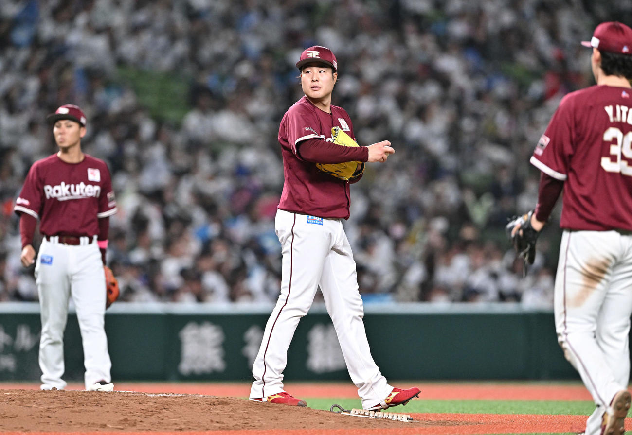西武対楽天　9回裏西武1死一塁、代打平沼に右前打を浴びた滝中（中央）（撮影・滝沢徹郎）