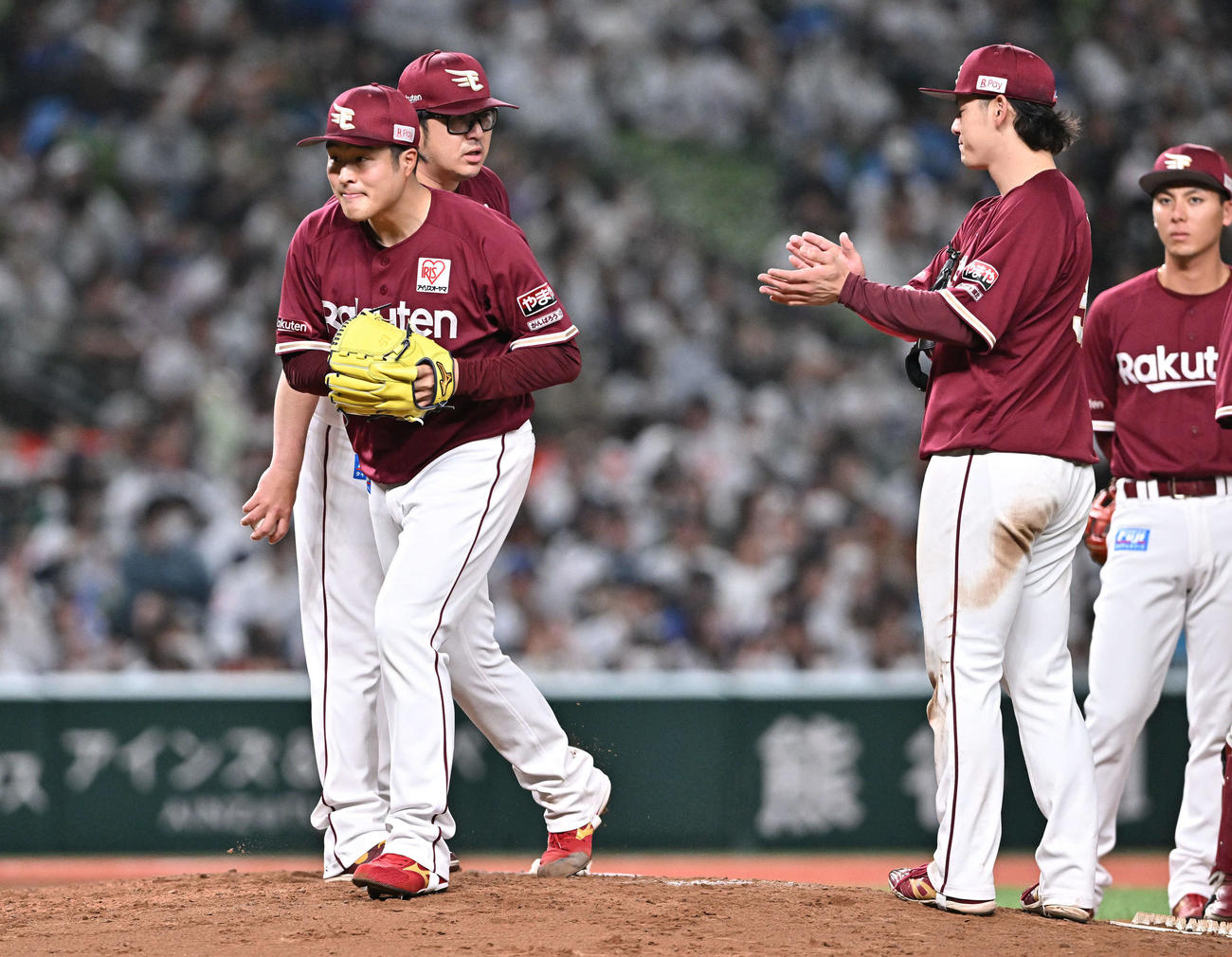 西武対楽天　9回裏西武1死一塁、代打平沼に右前打を浴び交代する滝中（左手前）（撮影・滝沢徹郎）