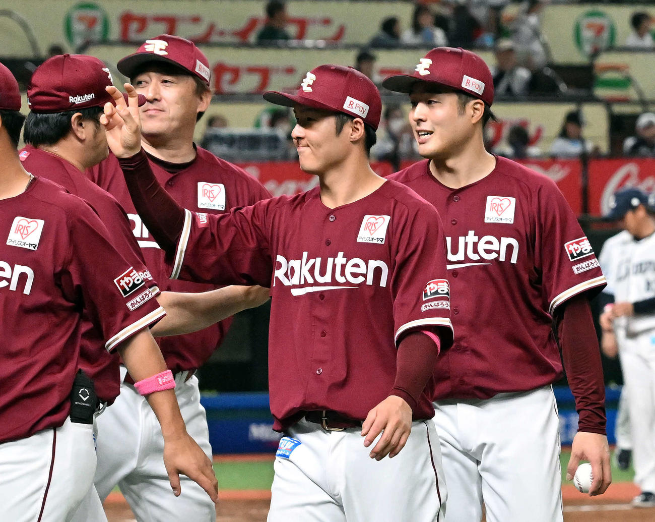 西武対楽天　試合後、勝利投手の楽天滝中（右）は石井監督（左から2人目）からねぎらわれる（撮影・滝沢徹郎）