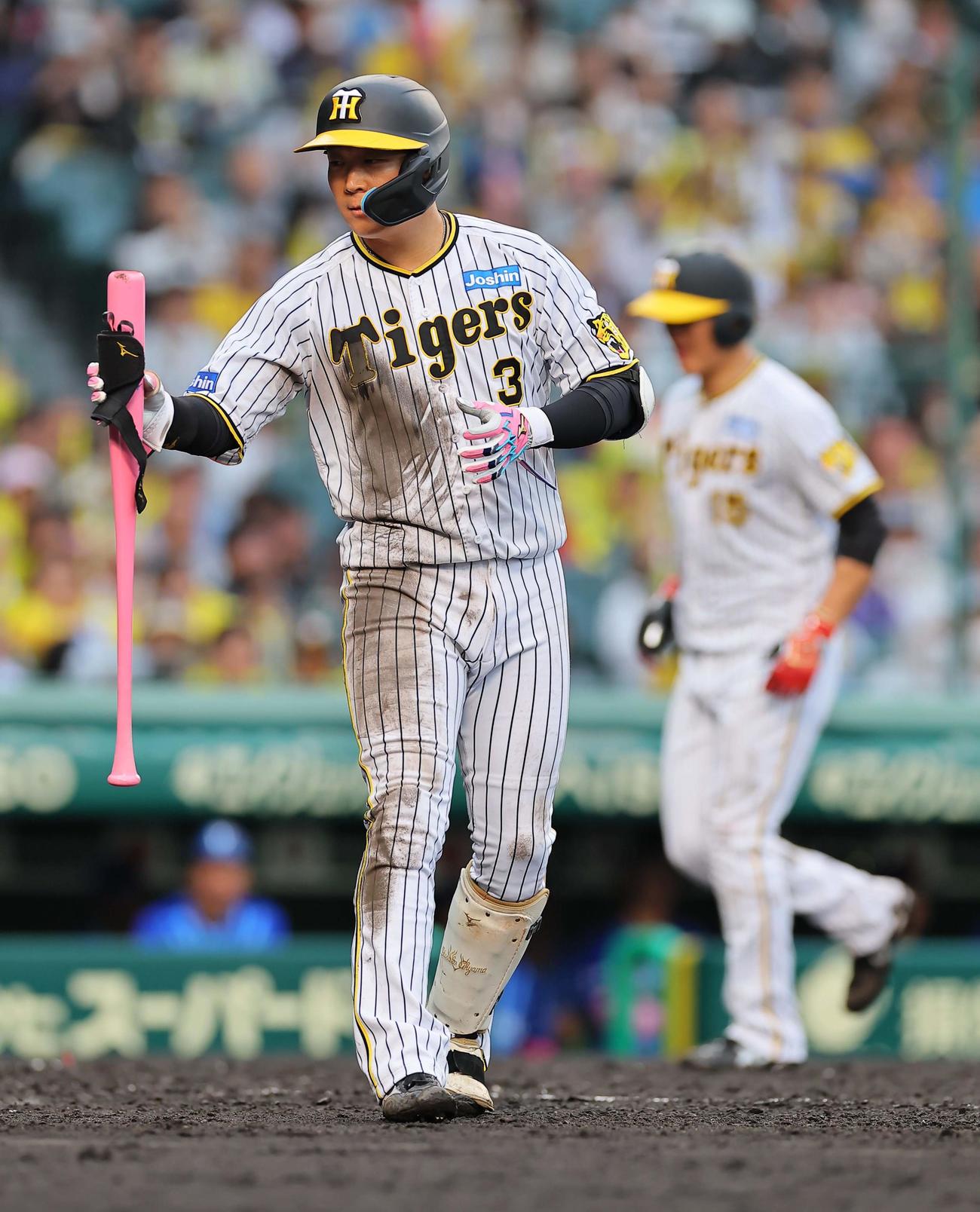 阪神対DeNA 4回裏阪神2死満塁、大山は押し出し四球を選ぶ（撮影・上田博志）