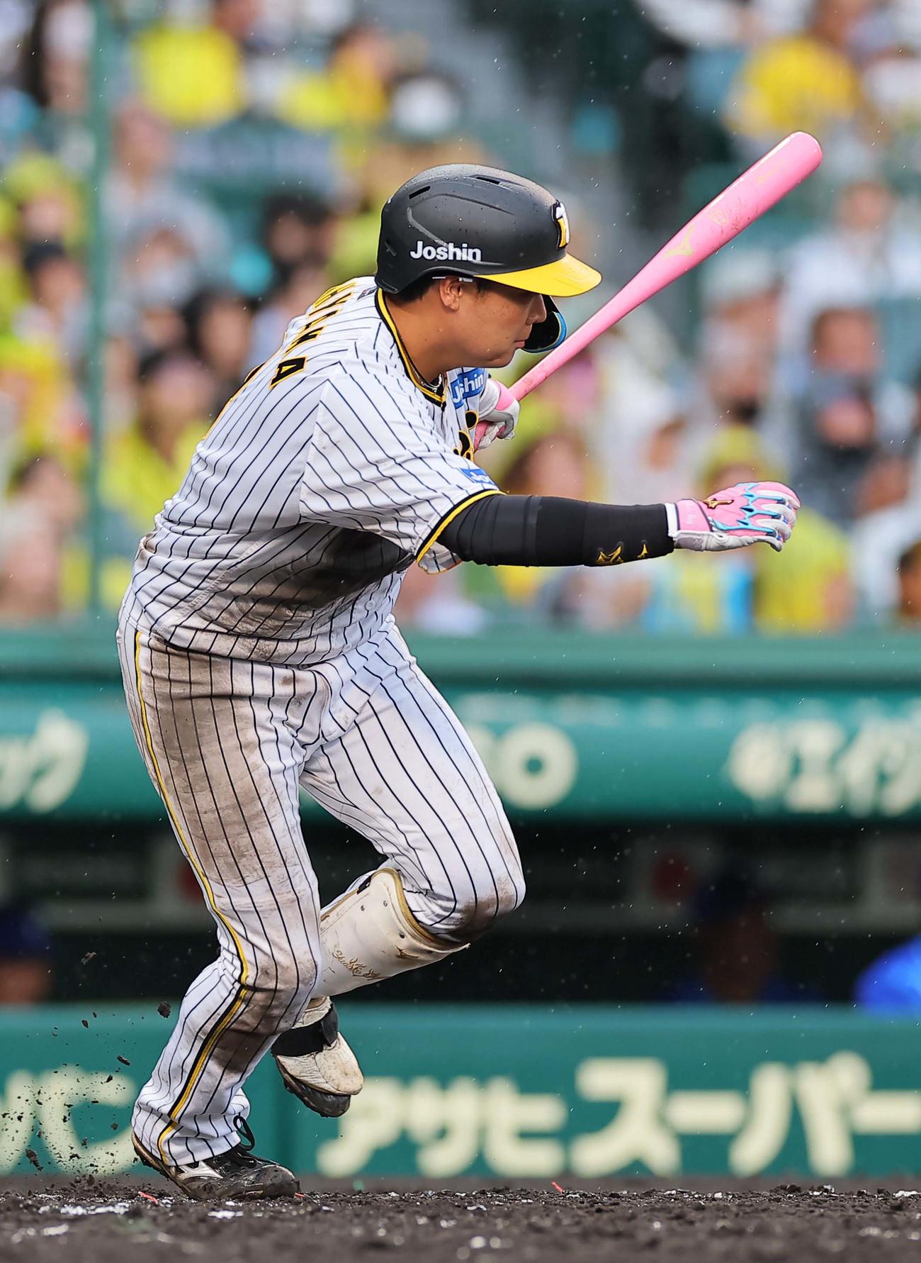 阪神対DeNA 7回裏阪神無死満塁、大山は左前に適時打を放つ（撮影・上田博志）