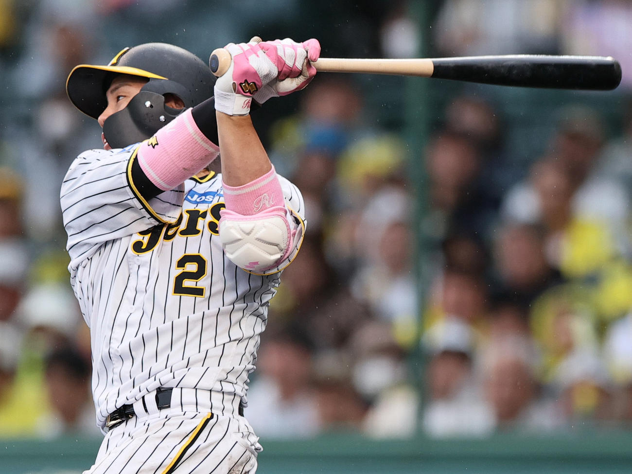 阪神対DeNA 7回裏阪神1死満塁、梅野は右飛を放ち犠飛とする（撮影・上山淳一）