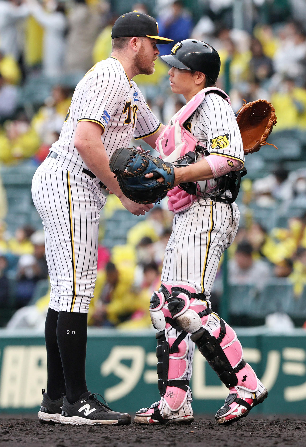 阪神対DeNA　試合を締めた阪神ビーズリー（左）は捕手梅野と抱き合う（撮影・上山淳一）