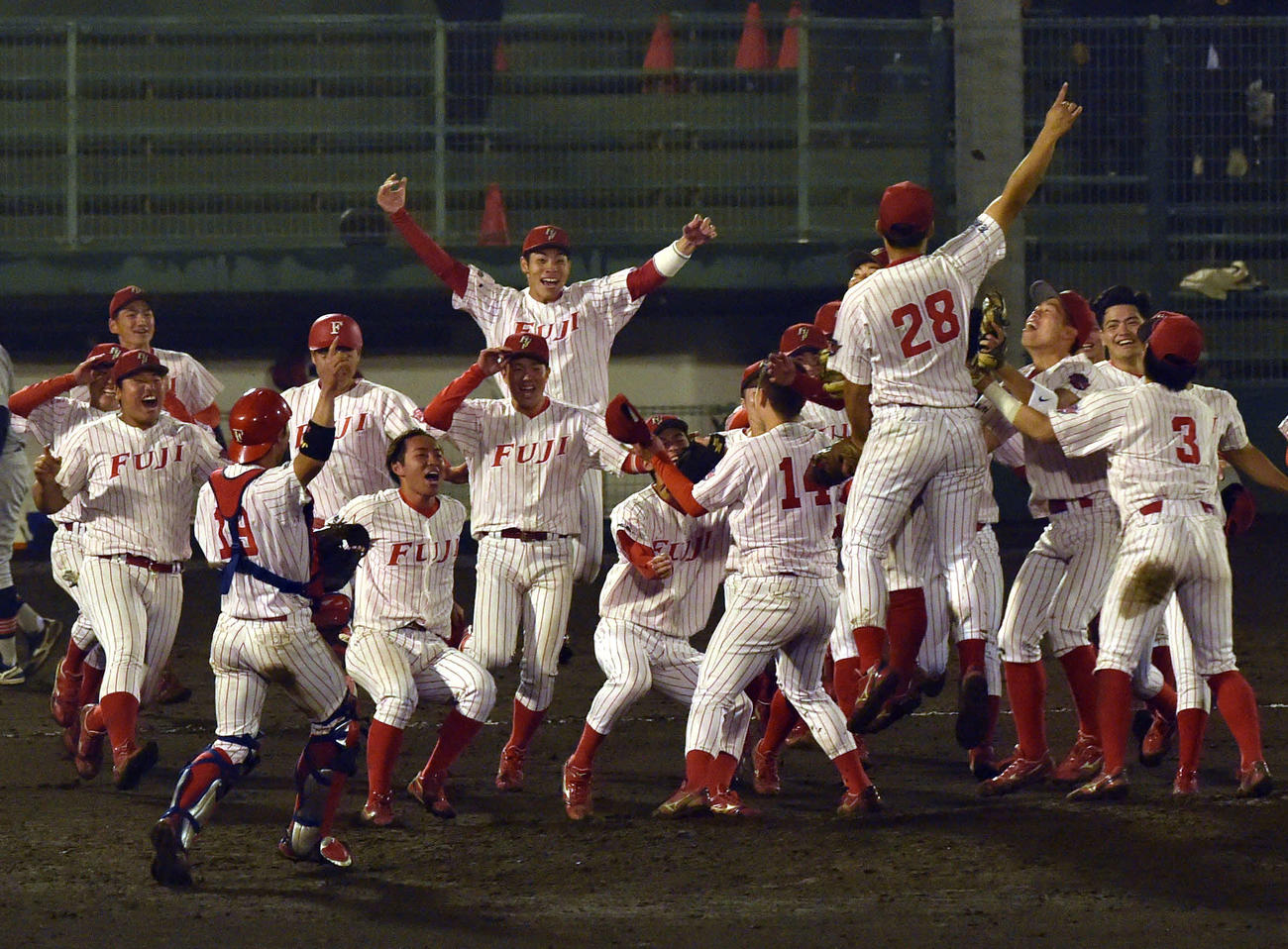 2季ぶり38度目の優勝でマウンドに集結する富士大ナイン