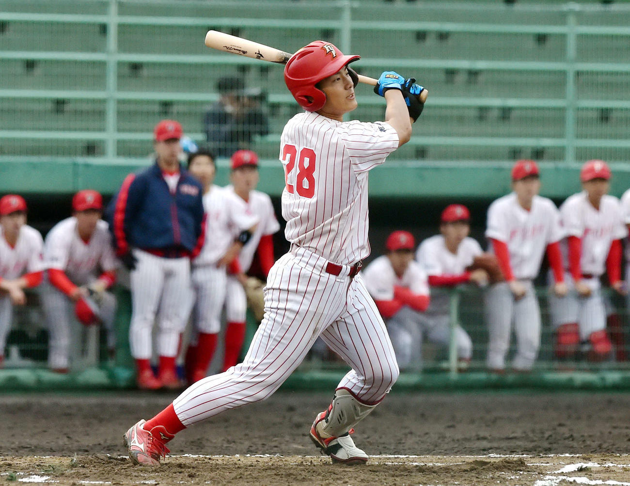 富士大対青森大　1回表富士大2死二塁、先制の右越え2点本塁打を放つ渡辺悠（撮影・相沢孔志）