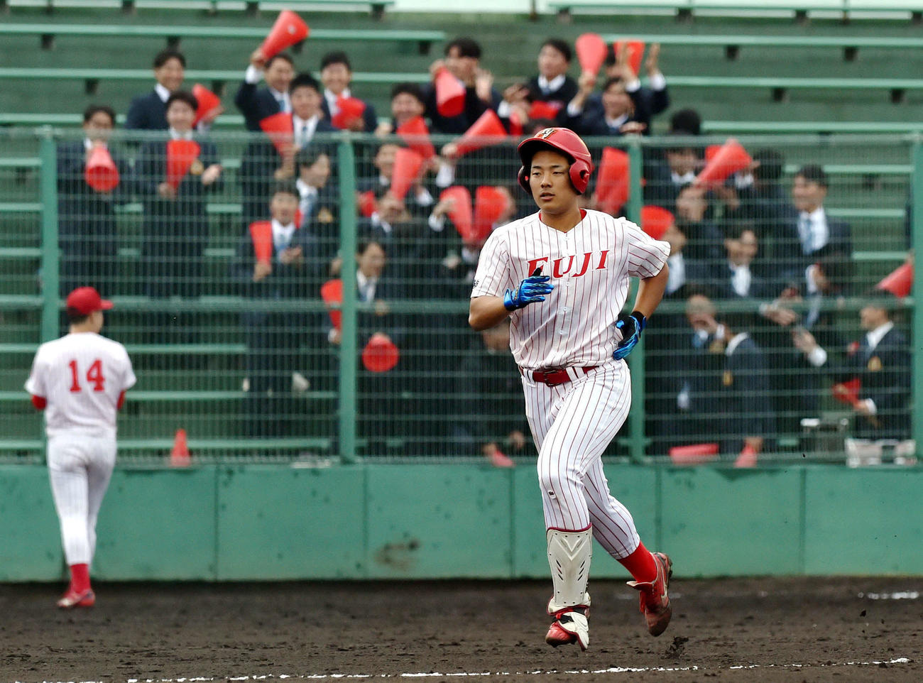 富士大対青森大　1回表富士大2死二塁、先制の右越え2点本塁打を放ち、ダイヤモンドを1周する渡辺悠（撮影・相沢孔志）