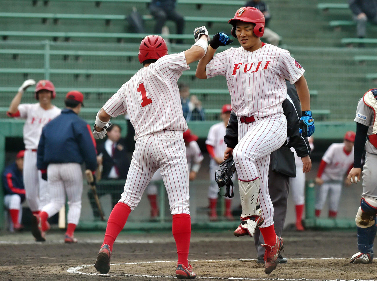 富士大対青森大　1回表富士大2死二塁、先制の右越え2点本塁打を放ち、麦谷（左）と右腕を合わせる渡辺悠（撮影・相沢孔志）