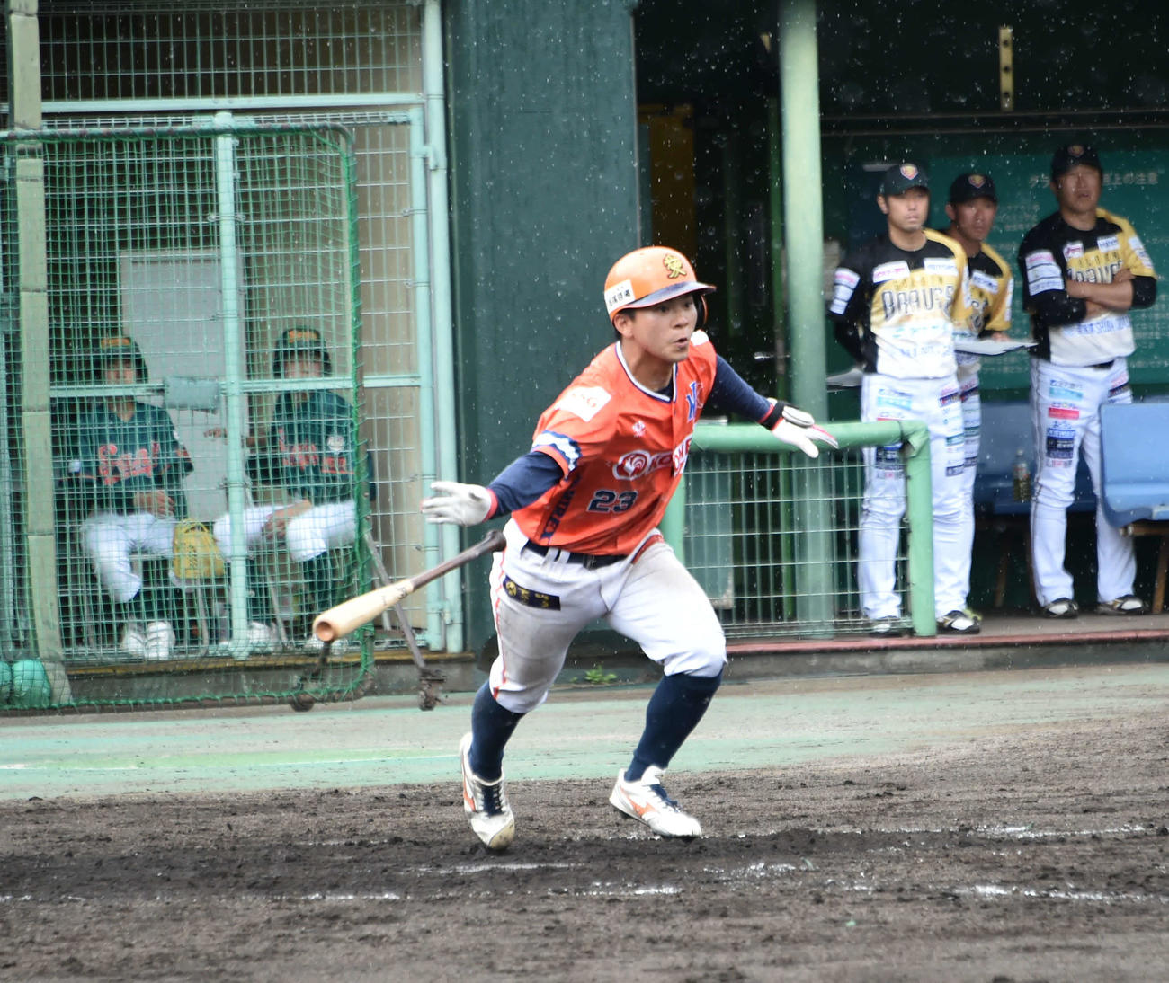 4回裏1死満塁、新潟は9番栗山が右翼線を破る2点二塁打を放ち、3－2と一時、リードを奪う