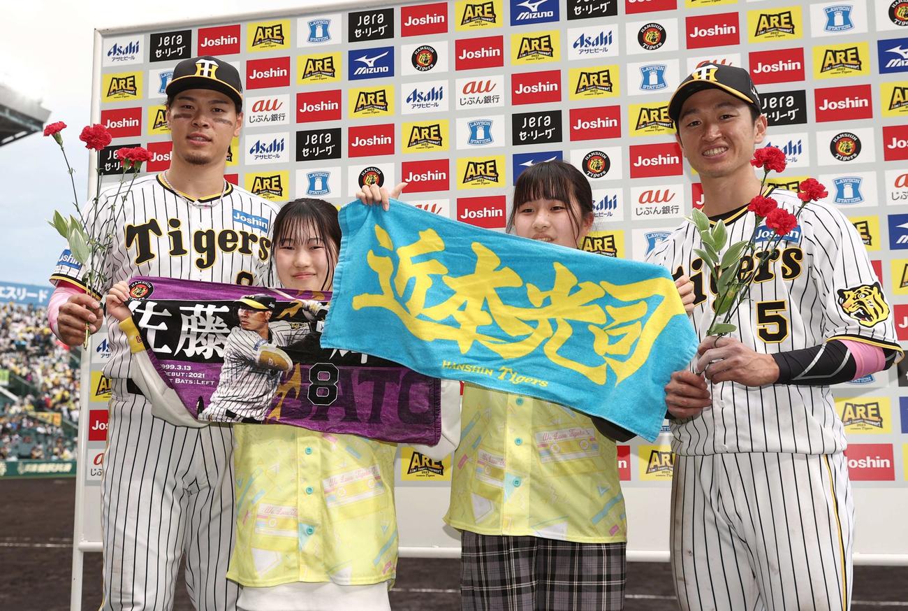 阪神対DeNA　お立ち台でファンと笑顔を見せる佐藤輝（左）と近本（撮影・上田博志）