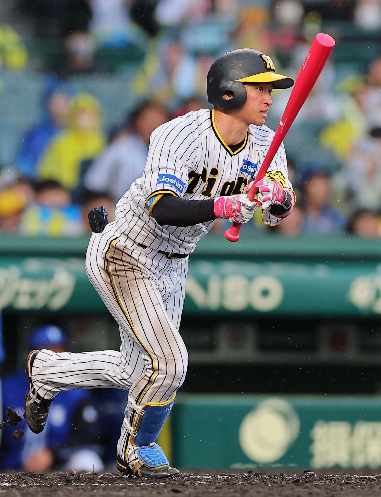 阪神対DeNA 7回裏阪神無死一、二塁、近本は右前打を放つ（撮影・上田博志）