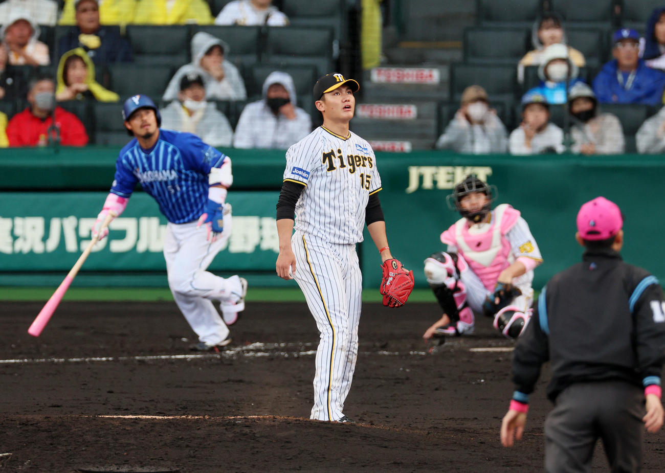 阪神対DeNA 3回表DeNA無死一塁、西純は宮崎に左越え2点本塁打を被弾（撮影・加藤哉）