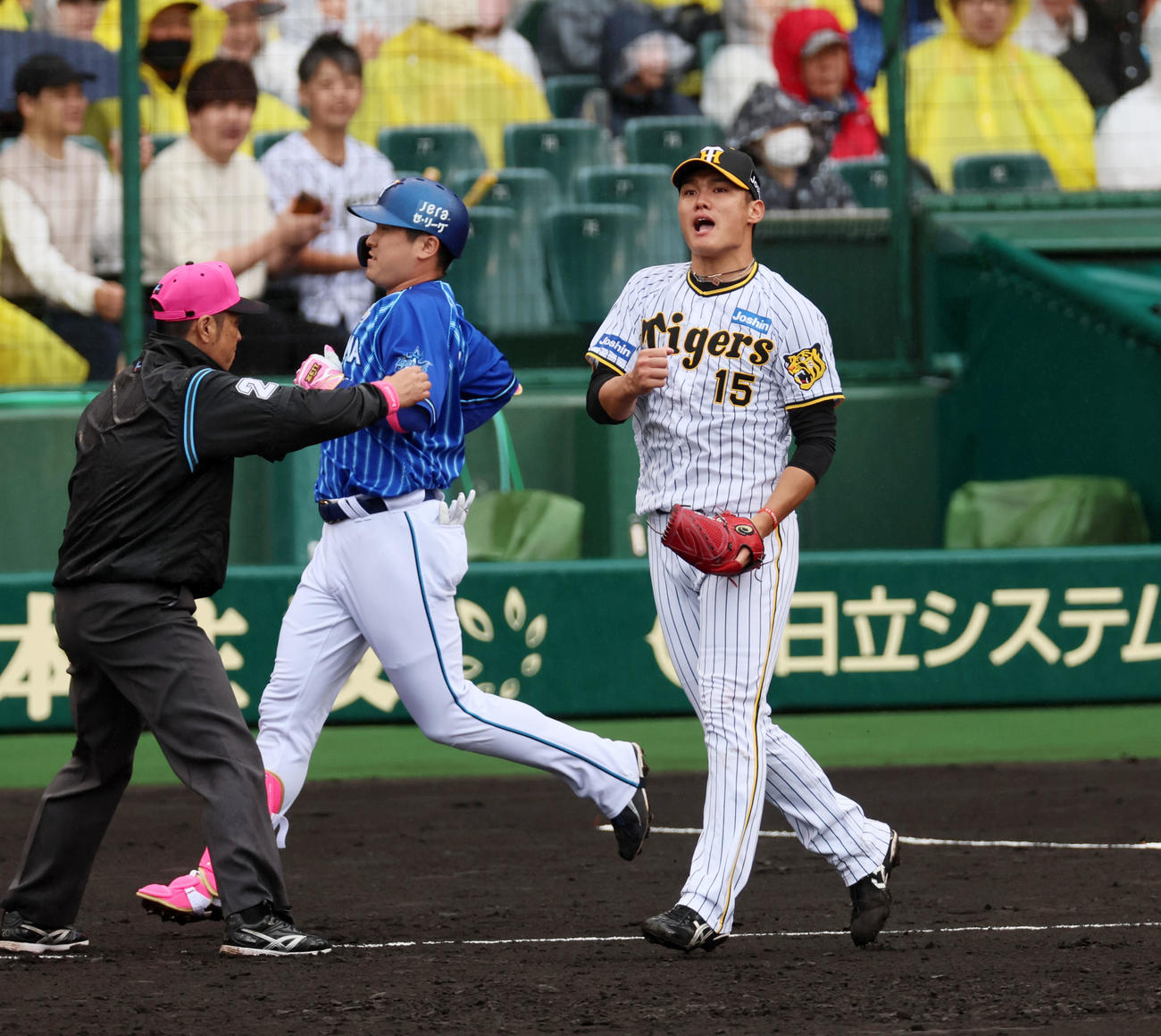 阪神対DeNA 2回表DeNA2死満塁、佐野を一ゴロに仕留めガッツポーズを見せる西純（撮影・加藤哉）