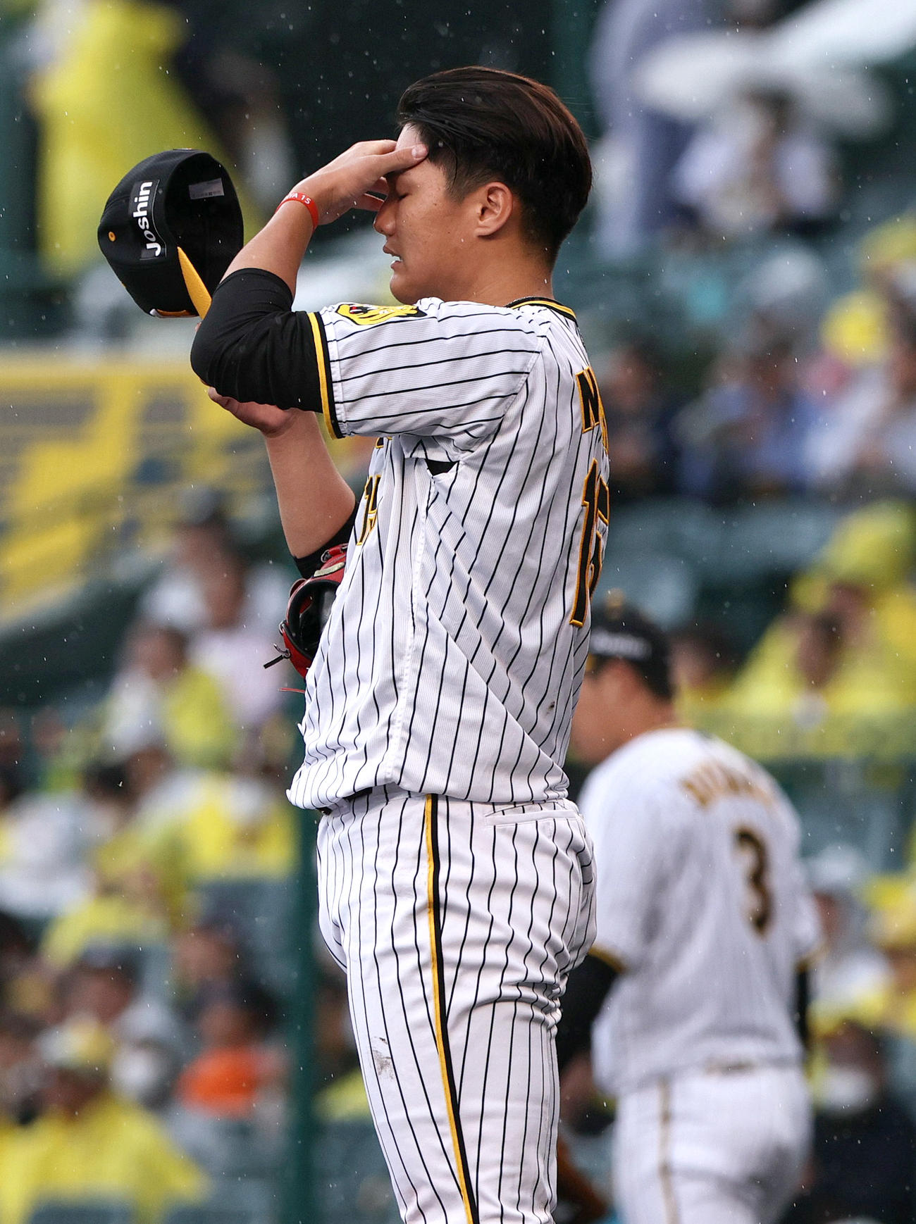 阪神対DeNA 3回表DeNA無死一塁、西純（手前）は宮崎に左中間越え2点本塁打を被弾する（撮影・上山淳一）