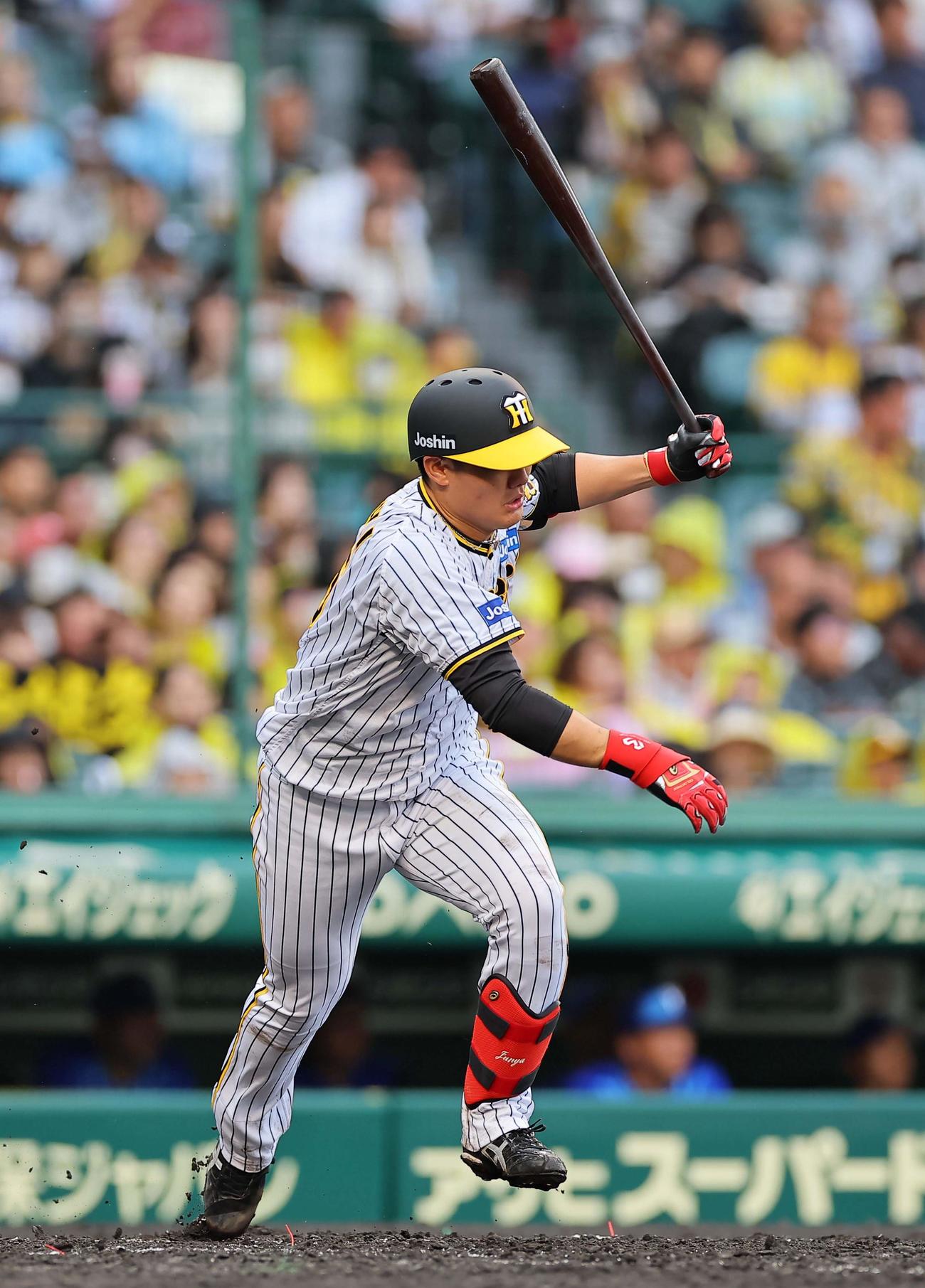 阪神対DeNA 4回裏阪神1死二塁、西純は中前打を放つ（撮影・上田博志）
