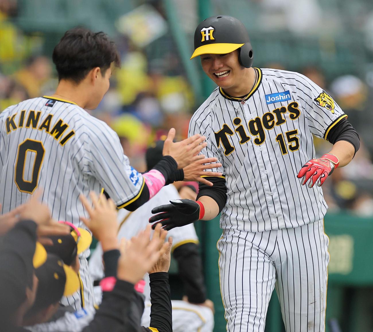 阪神対DeNA 4回裏阪神2死満塁、大山の押し出し四球で生還した西純は笑顔を見せる（撮影・上田博志）