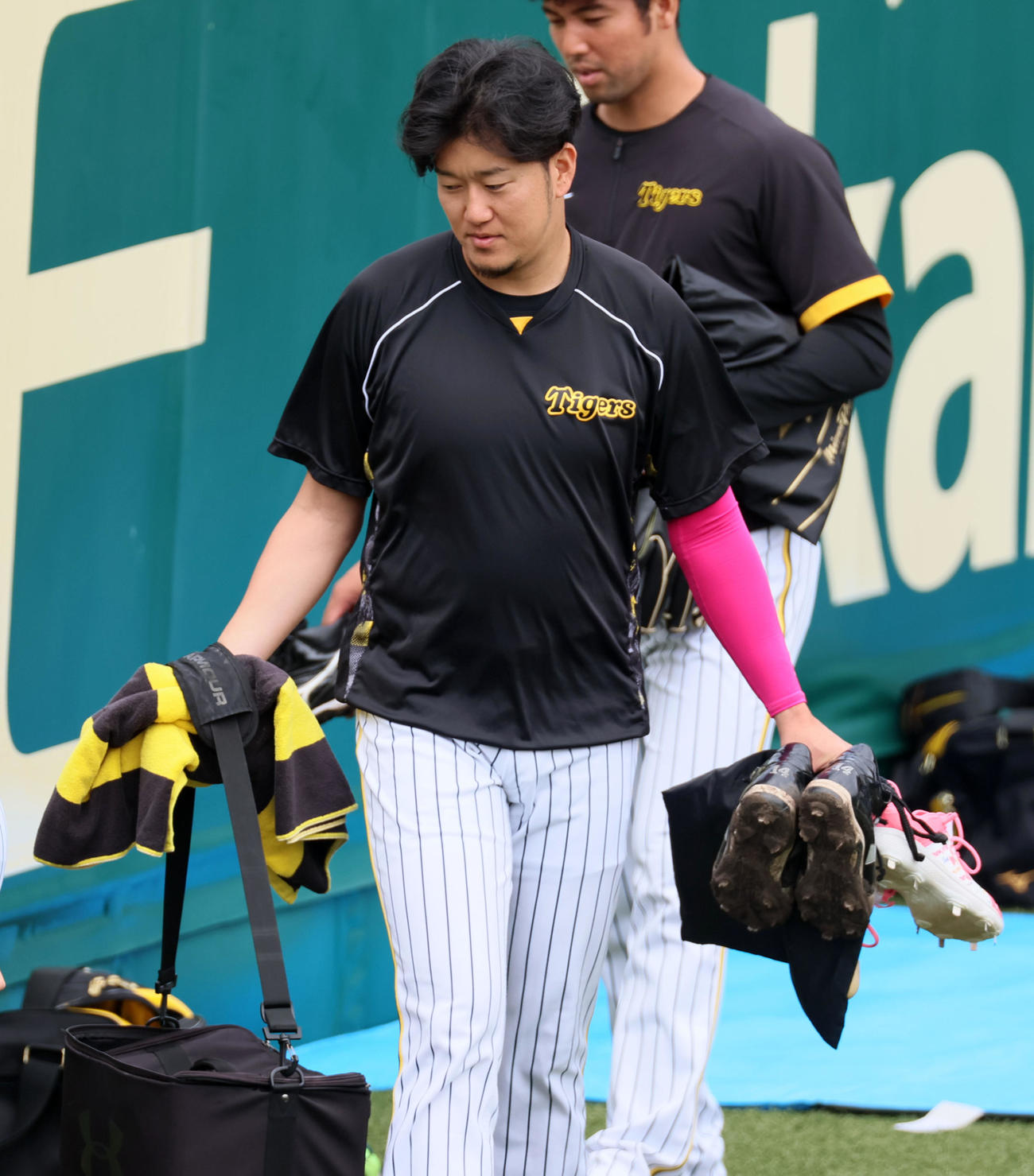 阪神対DeNA　練習でピンク色のサポーターを左腕に着用する岩貞（撮影・加藤哉）