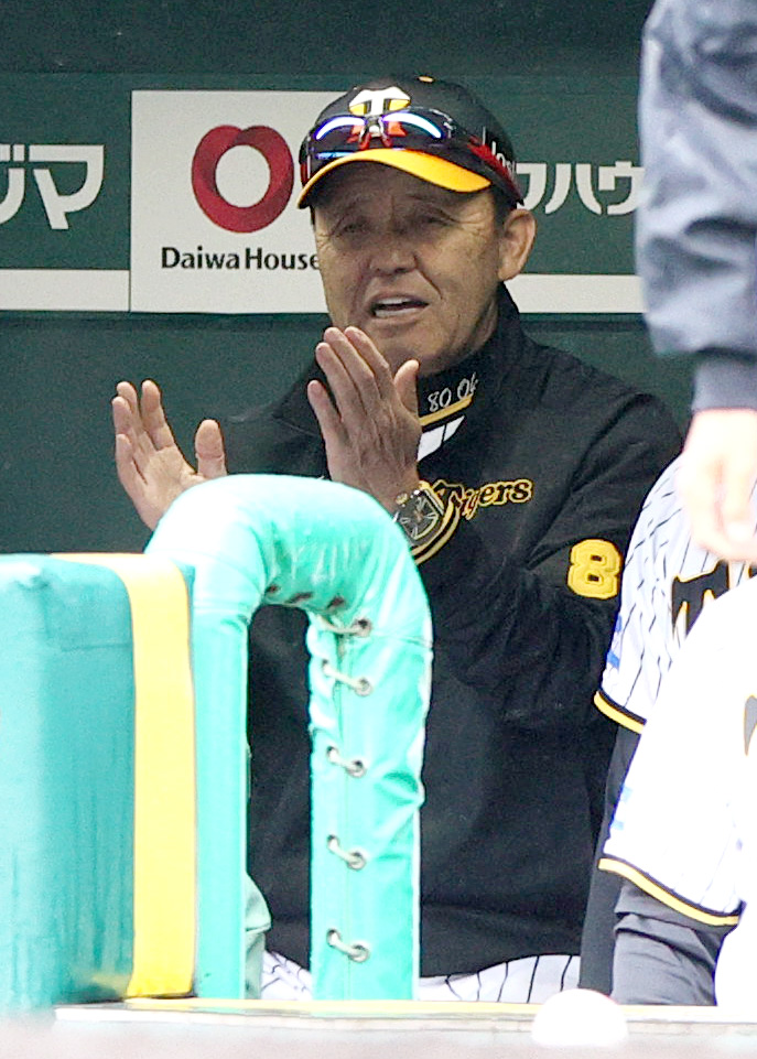阪神対DeNA 4回表DeNA無死二塁、好守備に手をたたいて喜ぶ岡田監督（撮影・上山淳一）