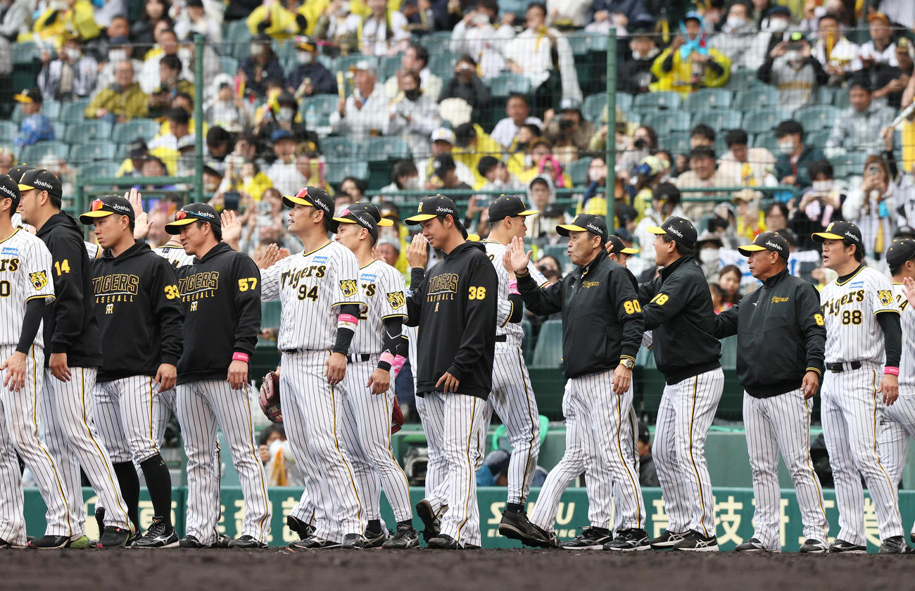 阪神対DeNA DeNAに勝利しナインを迎える阪神岡田監督（左から4人目）（撮影・上山淳一）