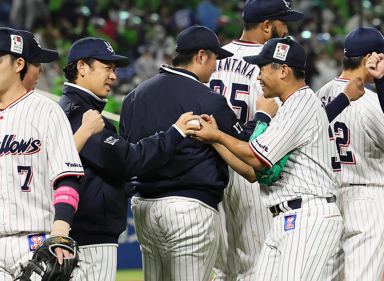 ヤクルト対中日　8回途中5失点で勝利を挙げたヤクルト小川（左）は田口から渋い表情で勝利球を受け取る（撮影・足立雅史）