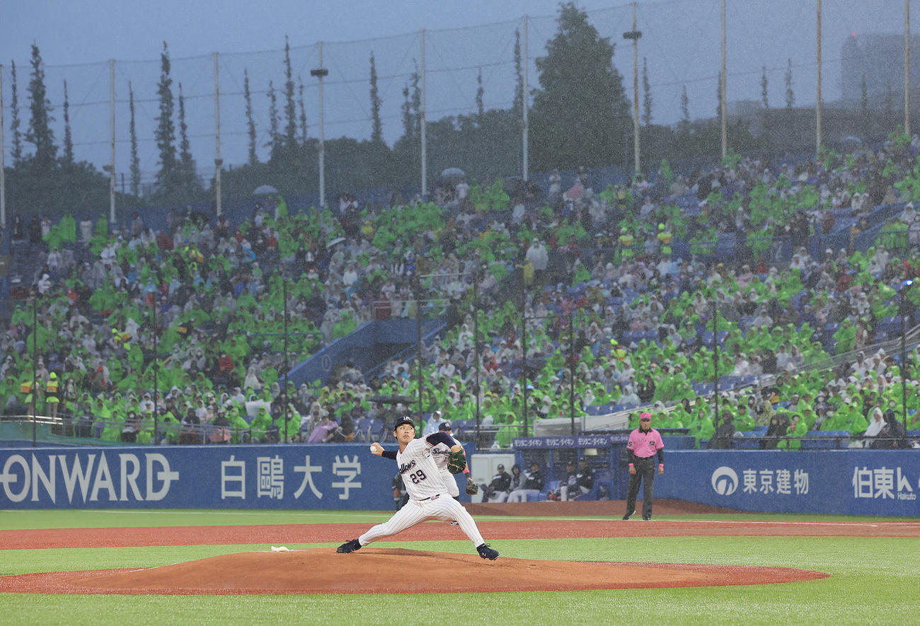 ヤクルト対中日　雨の中、力投するヤクルト小川（撮影・足立雅史）
