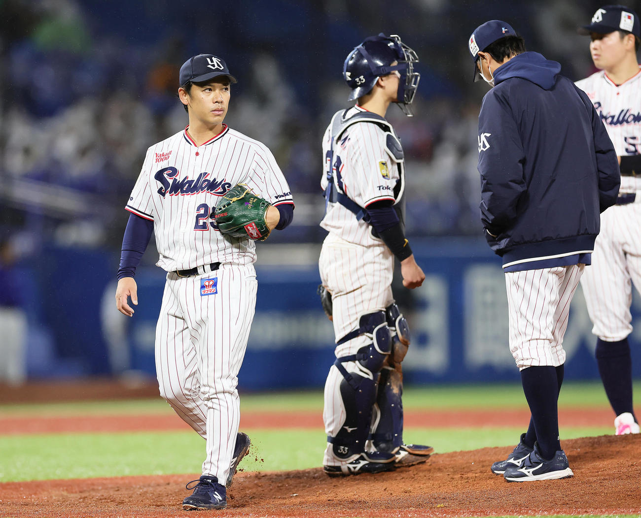 ヤクルト対中日　8回途中、マウンドを降りるヤクルト小川（撮影・足立雅史）