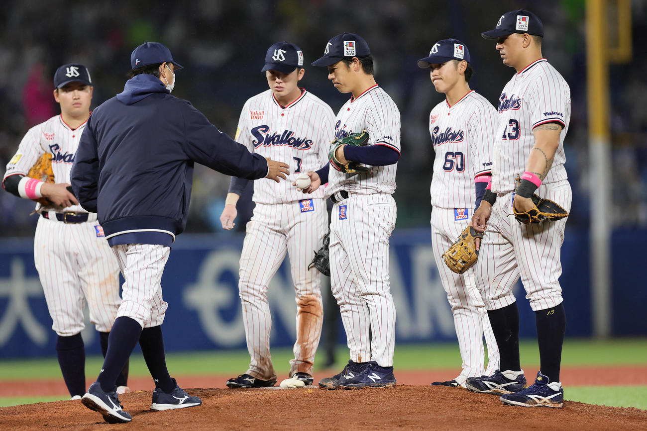 ヤクルト対中日　8回途中、マウンドを降りるヤクルト小川（中央右）（撮影・足立雅史）