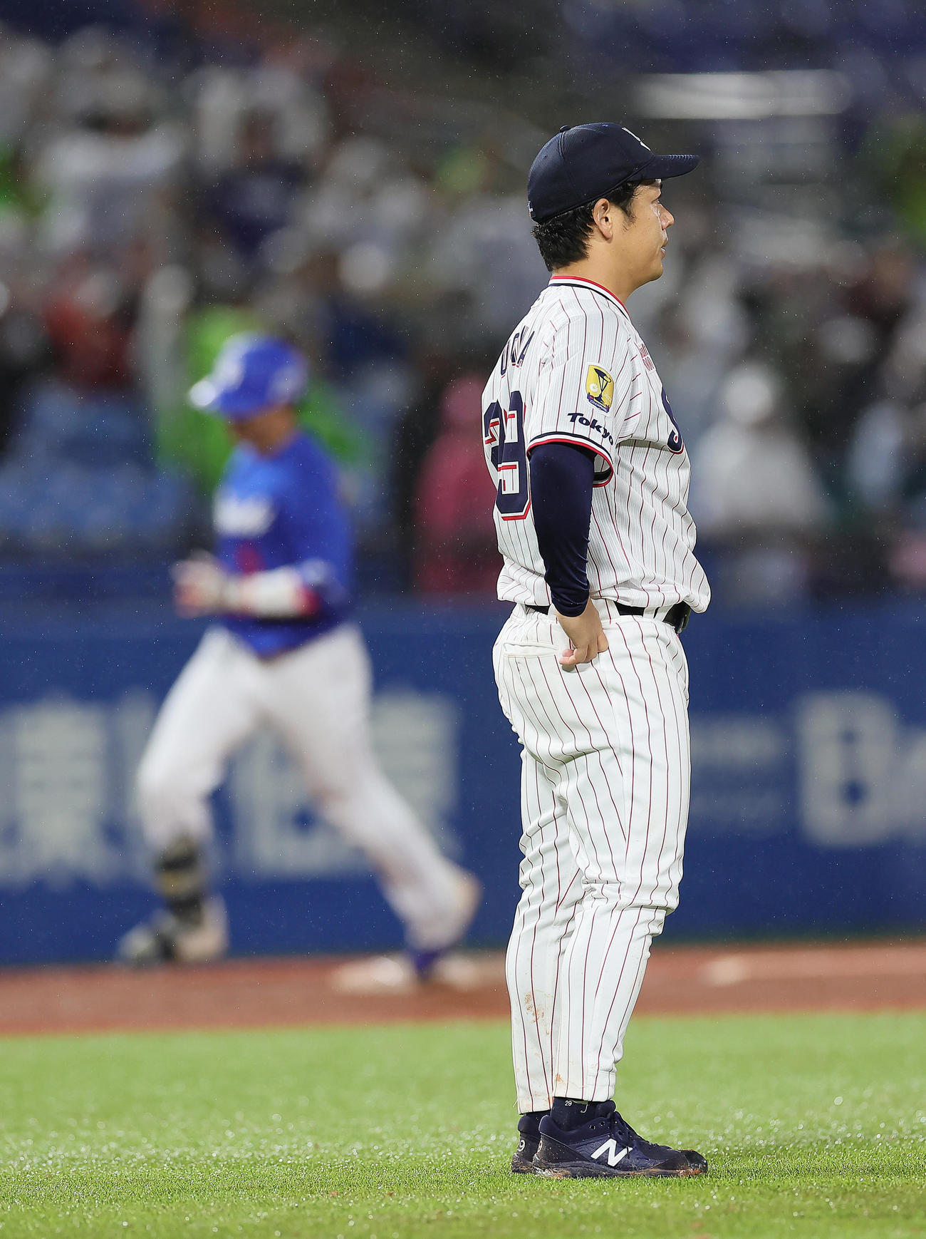 ヤクルト対中日　8回表中日無死満塁、村松（後方）に右越え満塁本塁打を浴びた小川（撮影・足立雅史）