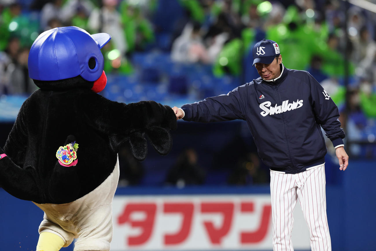 ヤクルト対中日　勝利しタッチを交わすヤクルト高津監督とつば九郎（撮影・足立雅史）