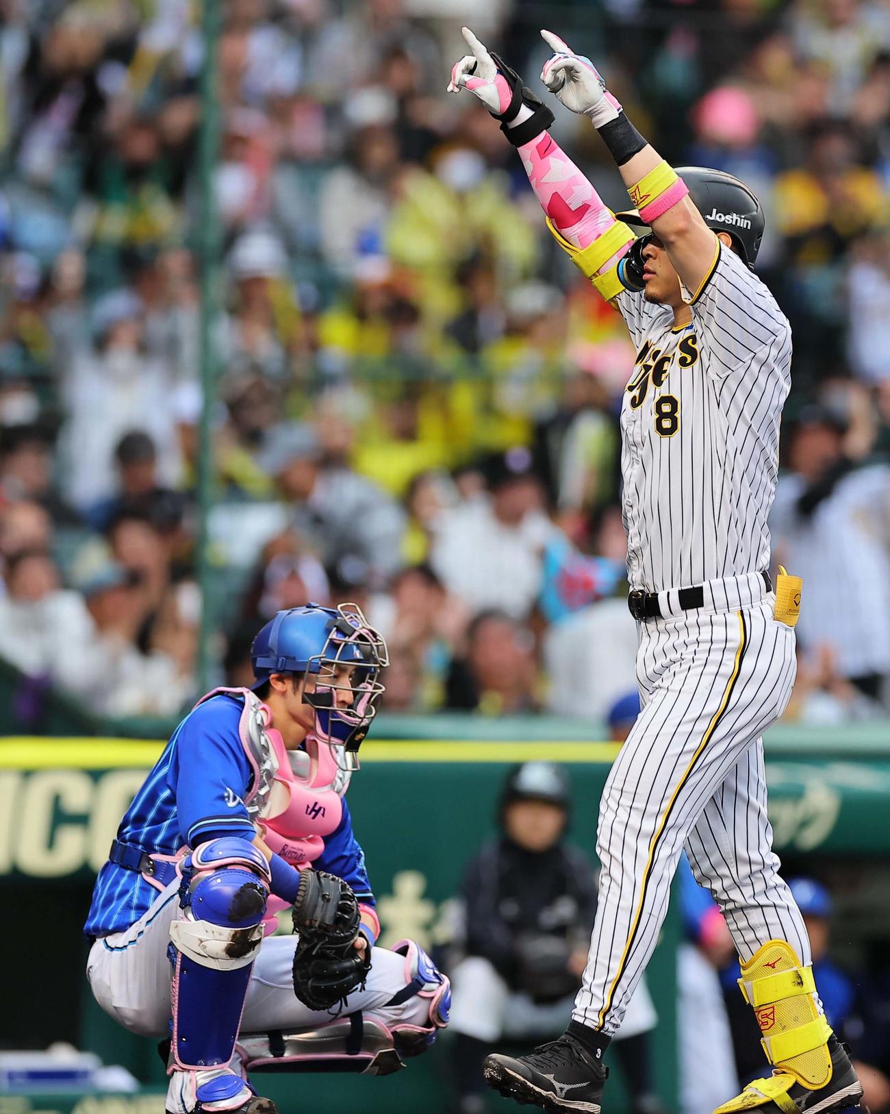 阪神対DeNA 4回裏阪神2死満塁、満塁本塁打を放った佐藤輝は両手を突き上げて生還（撮影・上田博志）