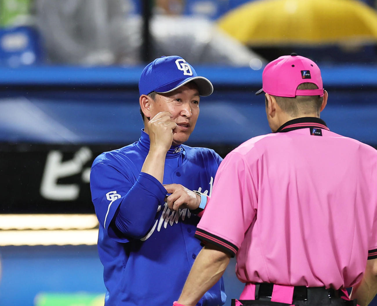 ヤクルト対中日　球審と話す中日立浪監督（撮影・足立雅史）