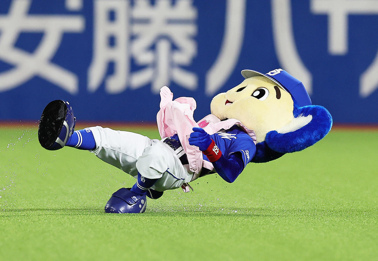 ヤクルト対中日　バズーカーキャッチに失敗し転倒するドアラ（撮影・足立雅史）