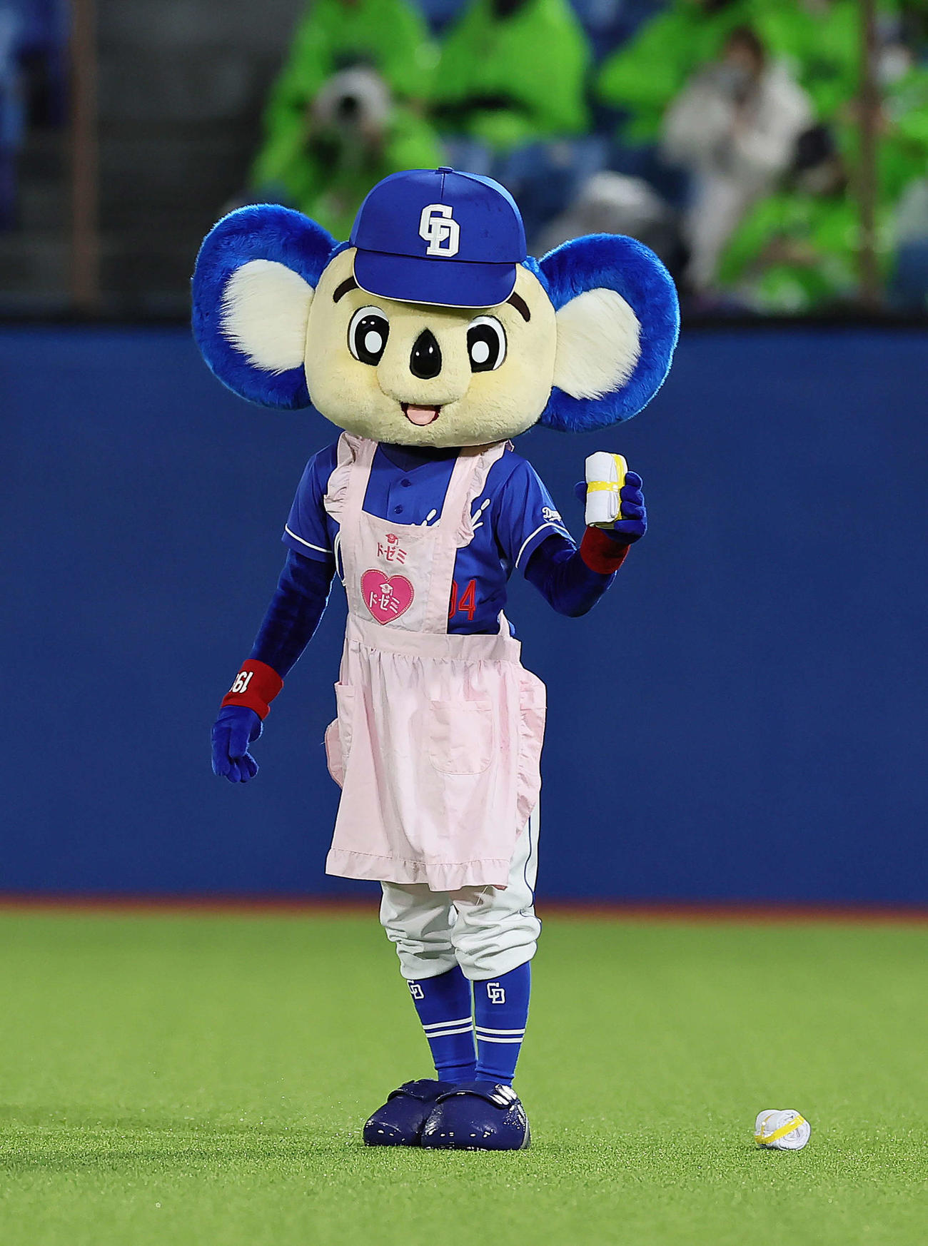 ヤクルト対中日　バズーカーキャッチに失敗するも成功したようなそぶりを見せる母の日エプロン姿のドアラ（撮影・足立雅史）